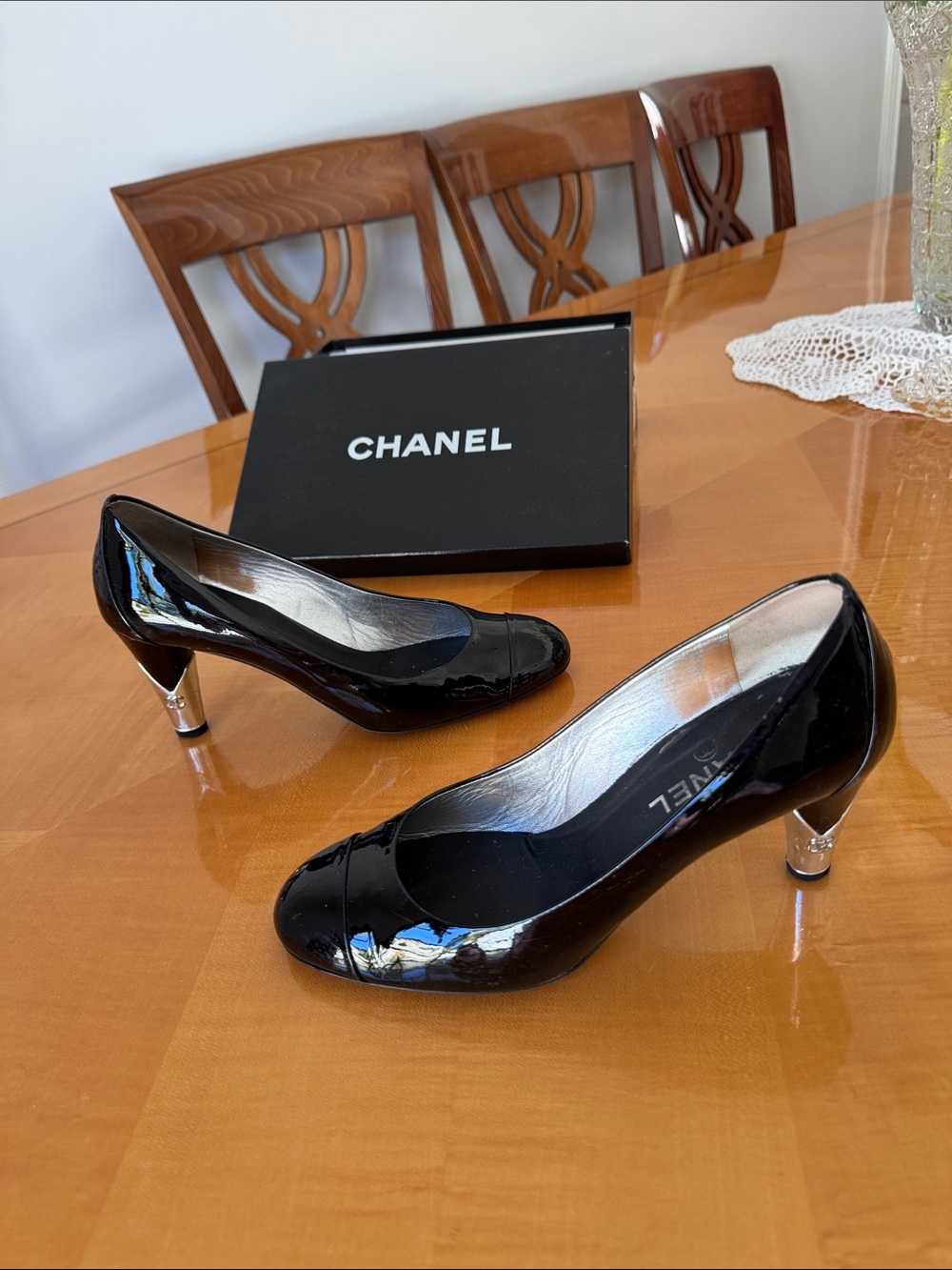 CHANEL Black Patent Leather Round-Toe Heels size 39,5